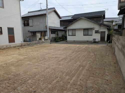 北西側より見た現地(外観)